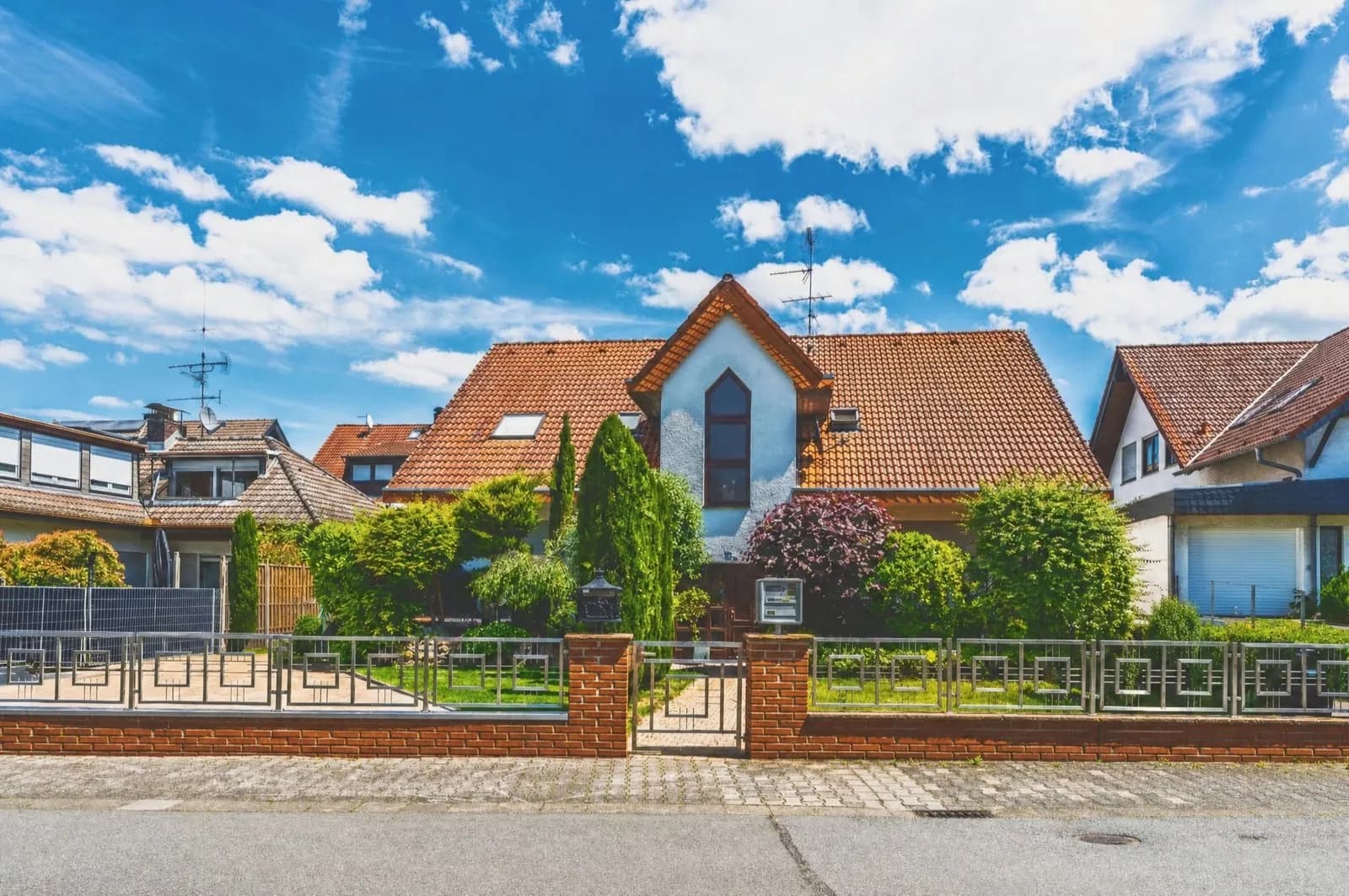 2-Zimmer-Dachgeschoss, 2023 saniert – Balkon und Stellplatz